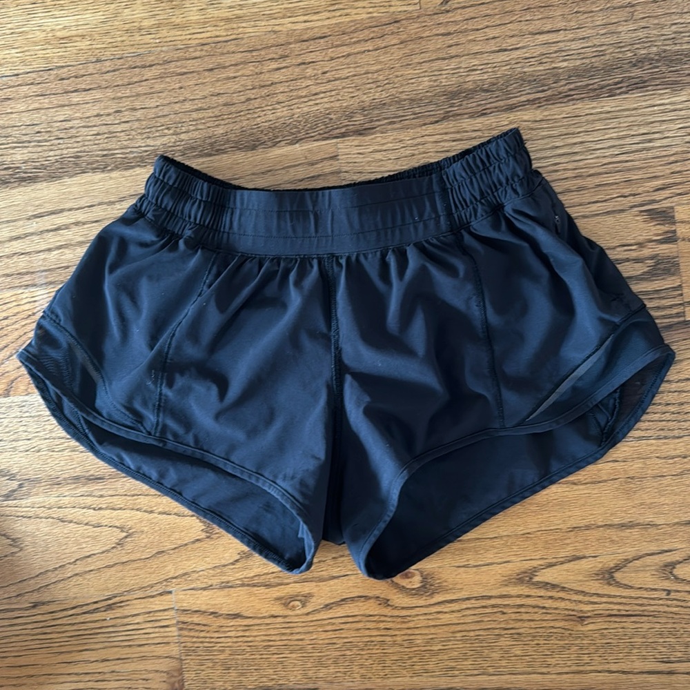Lululemon Hotty Hot 2.5” inseam lined shorts Size 6 Black Low Rise